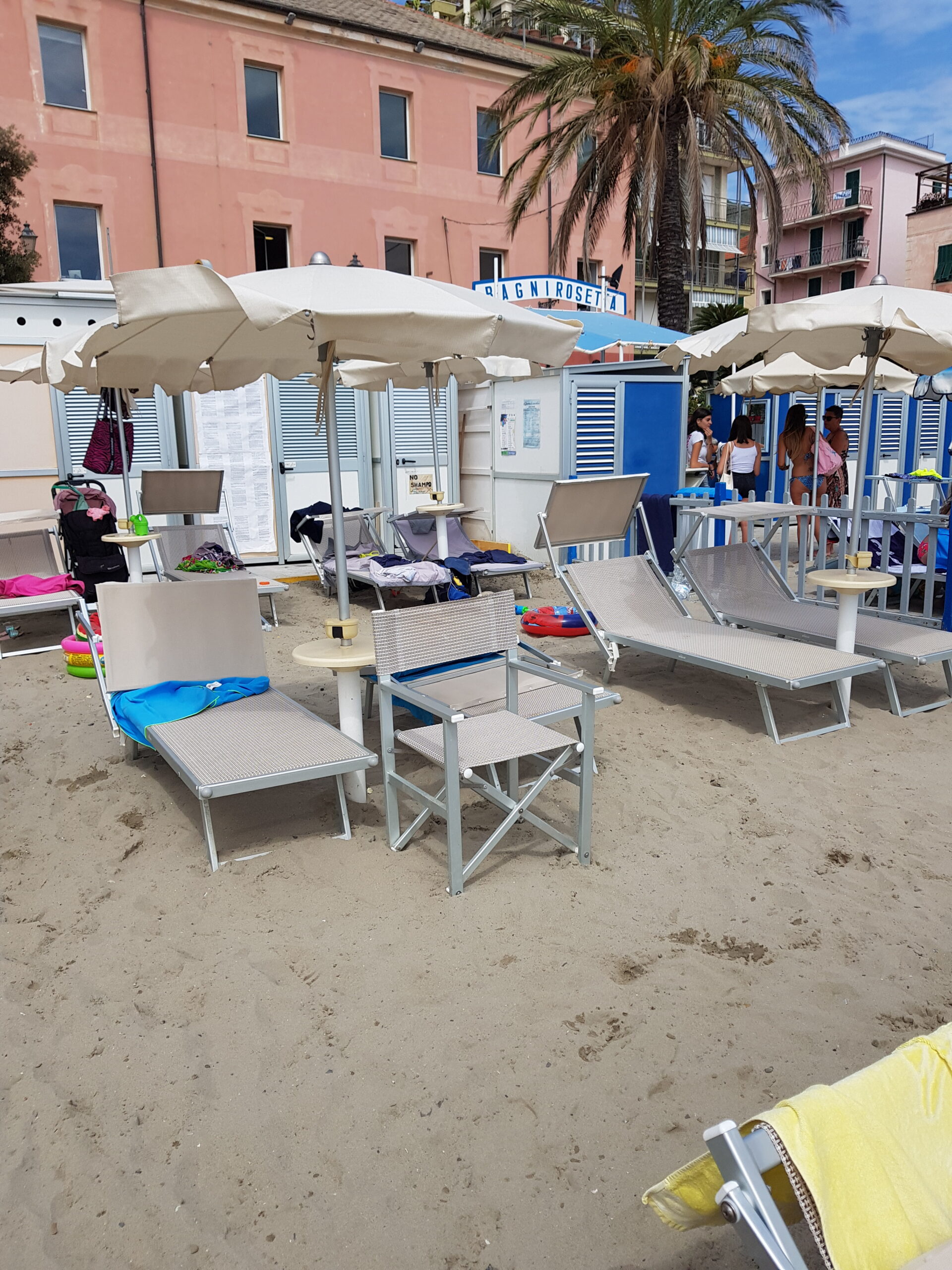 Alassio strand, bloemenriviera, Italië 