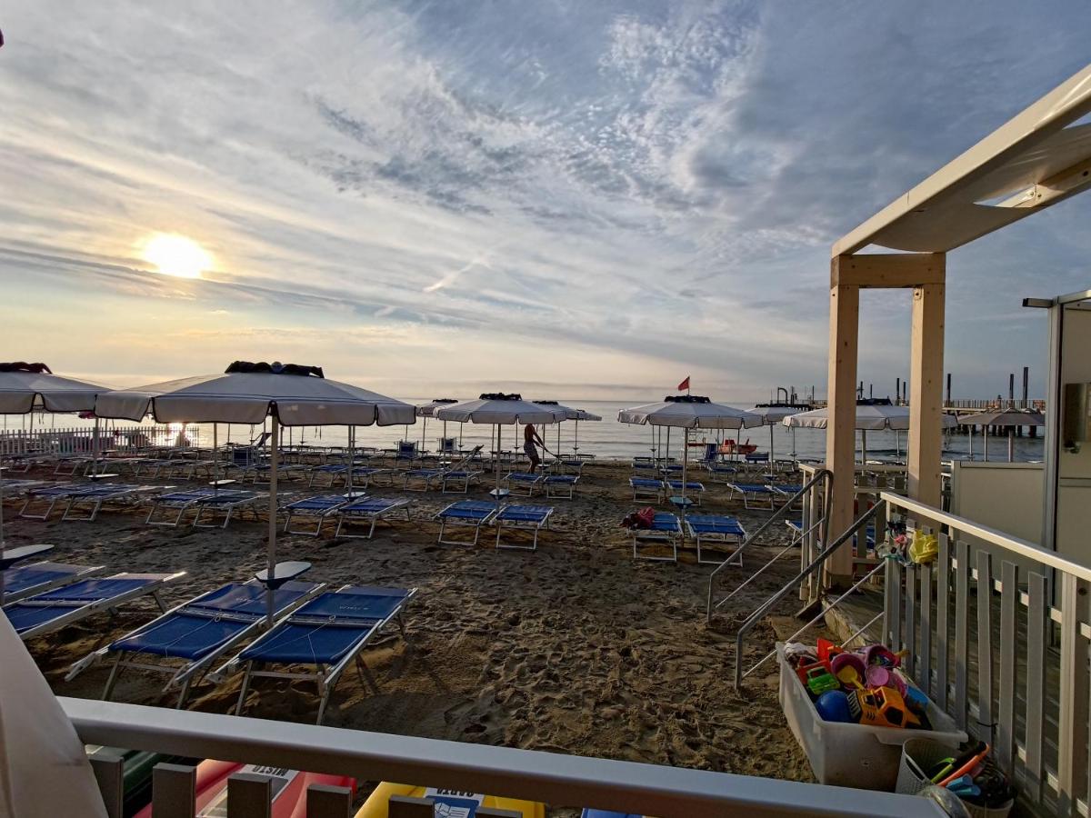 Alassio strand, bloemenriviera, Italië
