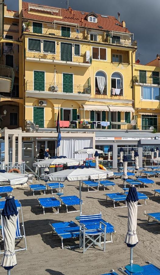 Alassio strand, bloemenriviera, Italië