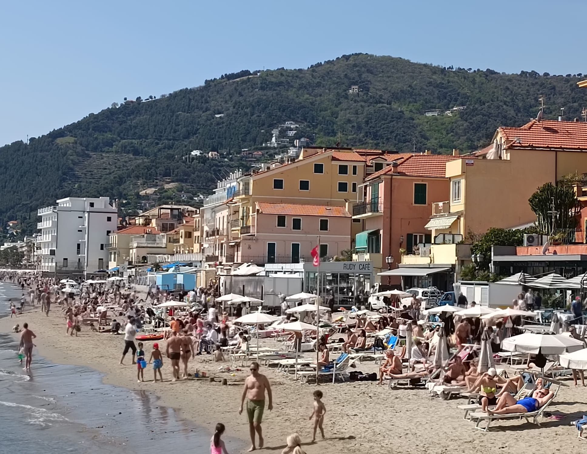 Alassio strand, bloemenriviera, Italië 