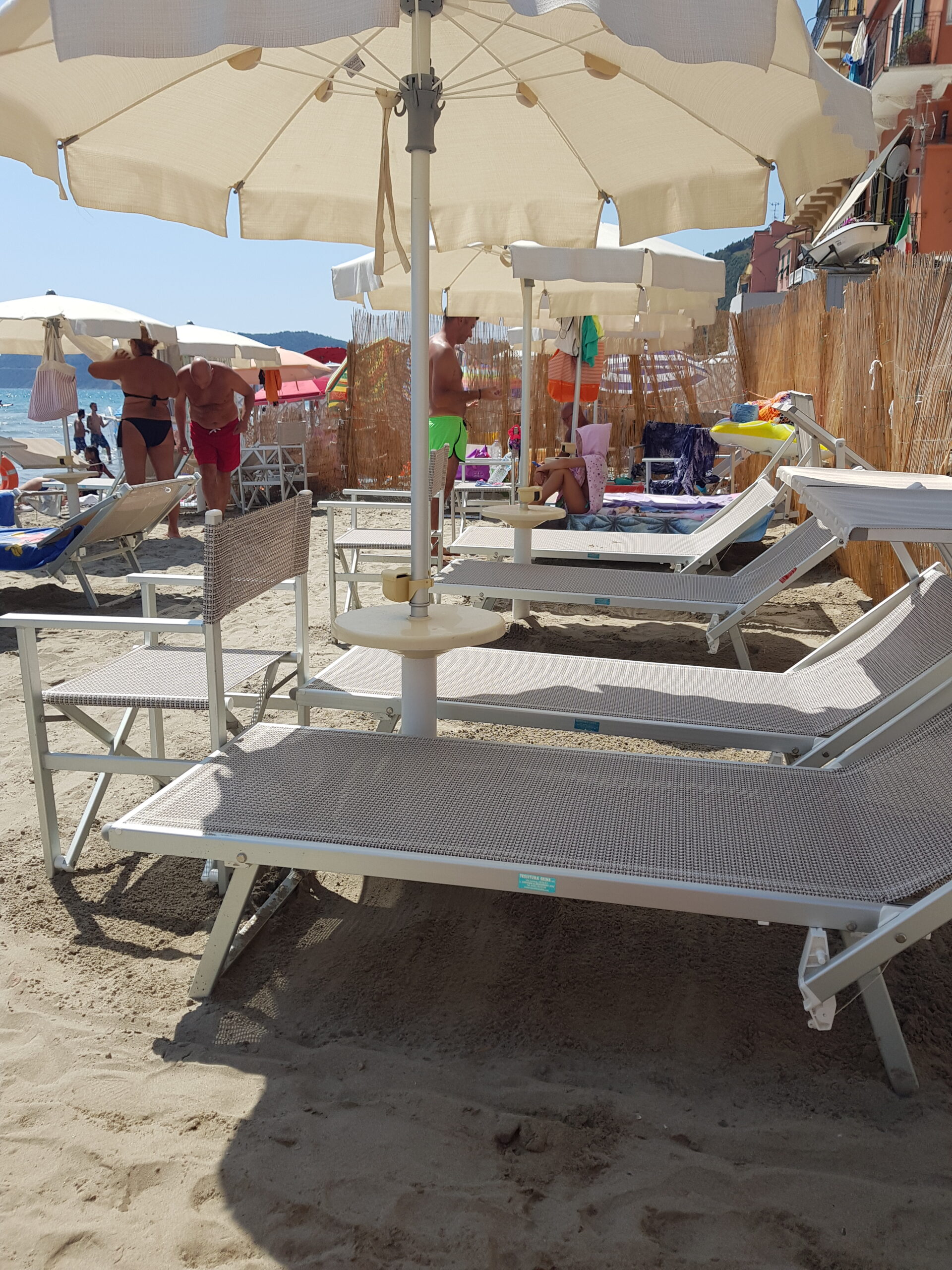 Alassio strand, bloemenriviera, Italië 