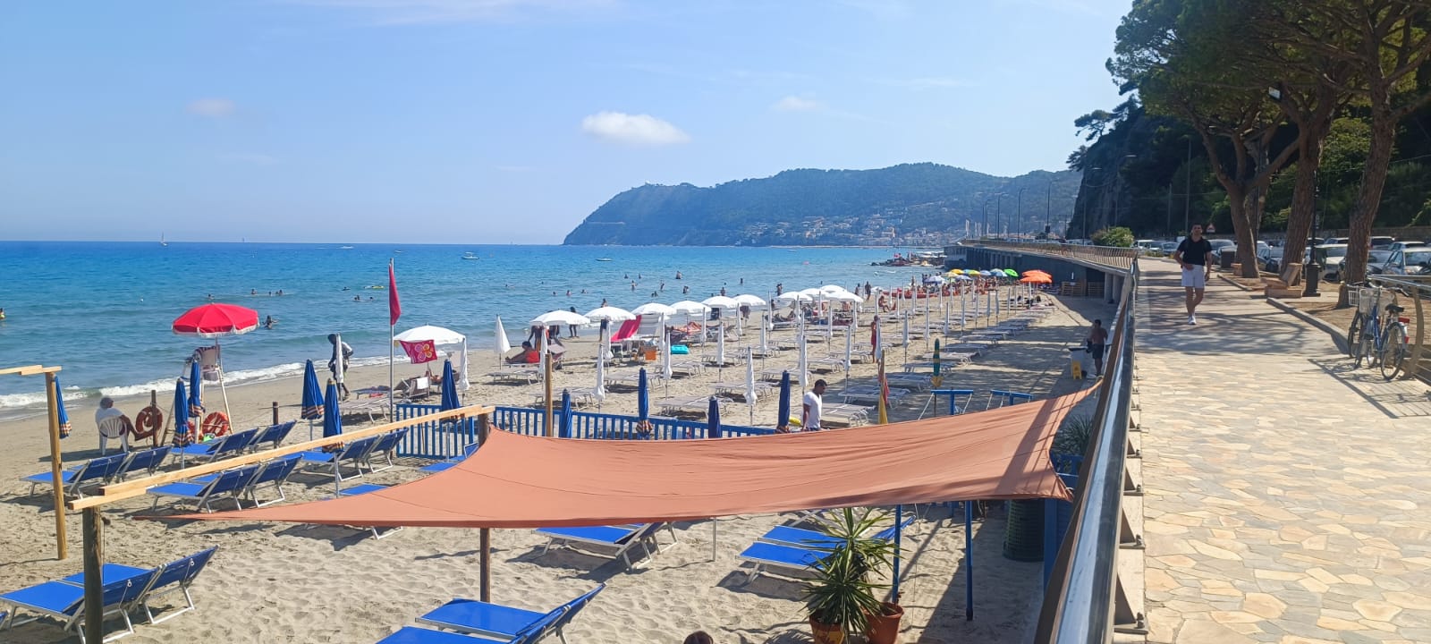 Alassio strand, bloemenriviera, Italië