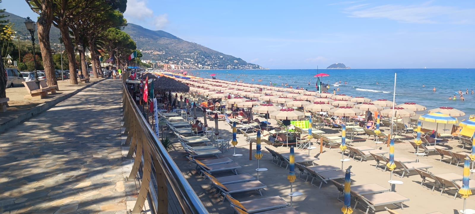 Alassio strand, bloemenriviera, Italië