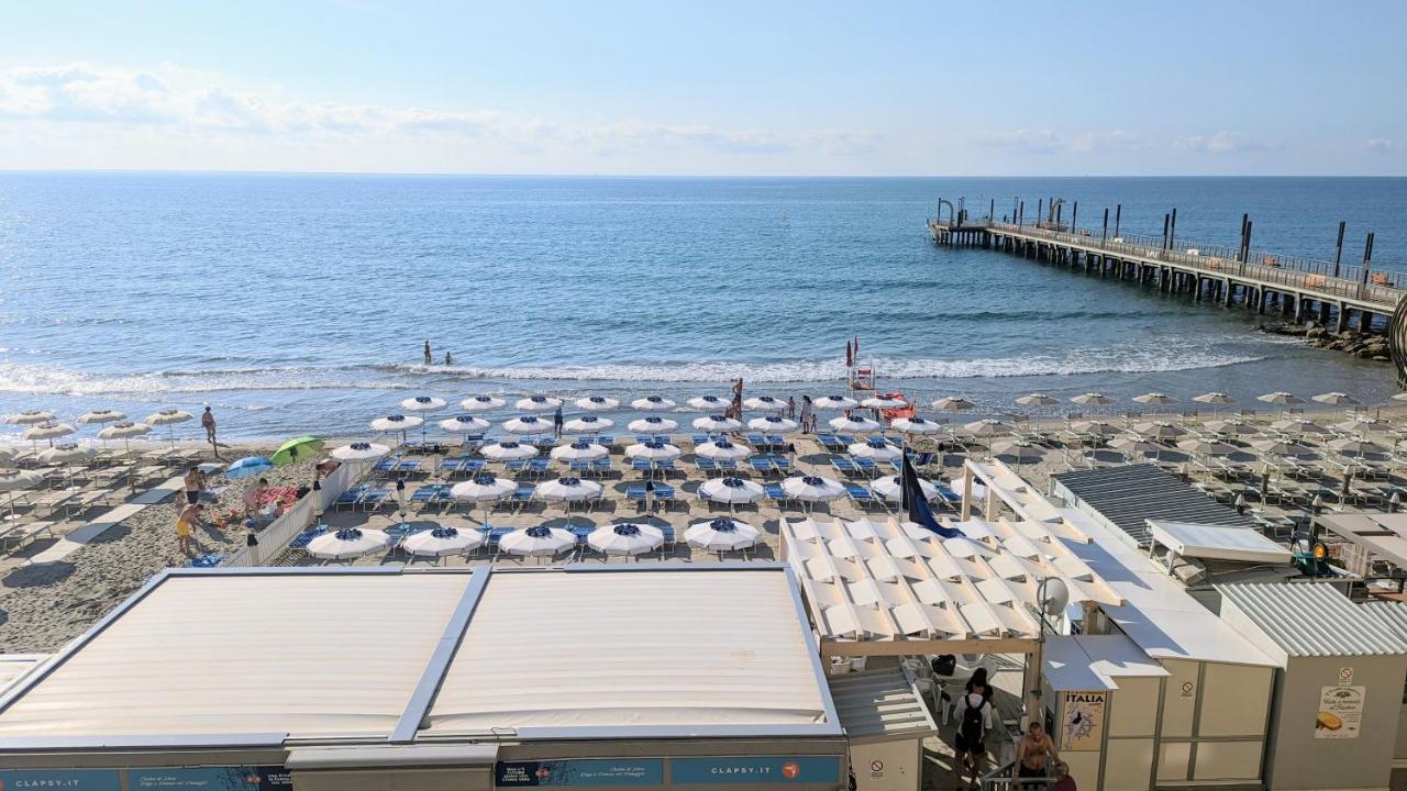 Alassio strand, bloemenriviera, Italië