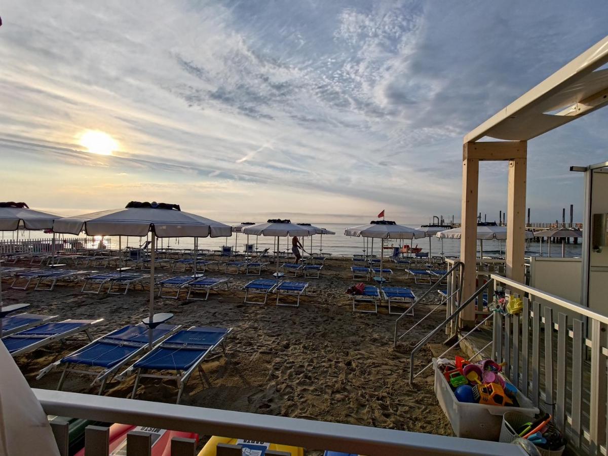 Alassio strand, bloemenriviera, Italië 