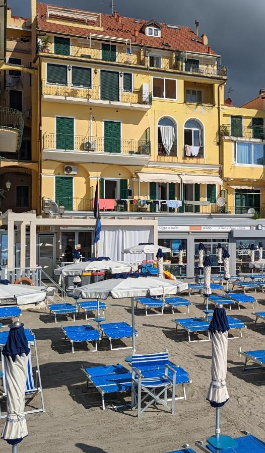 Alassio strand  bloemenriviera, Italië 