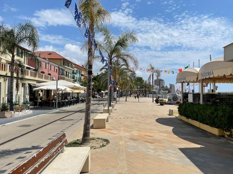 Boulevard Arma di Taggia, Ligurië, Italië