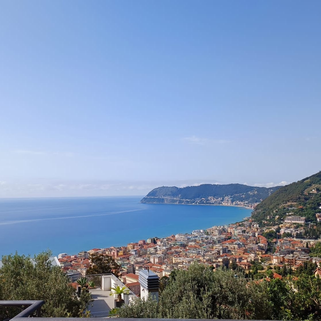 Baai van Alassio, Italiaanse bloemenriviera, Ligurië, Italiaanse Riviera