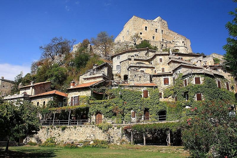 Castelveccio di Roca Barbena, Ligurië, Italië