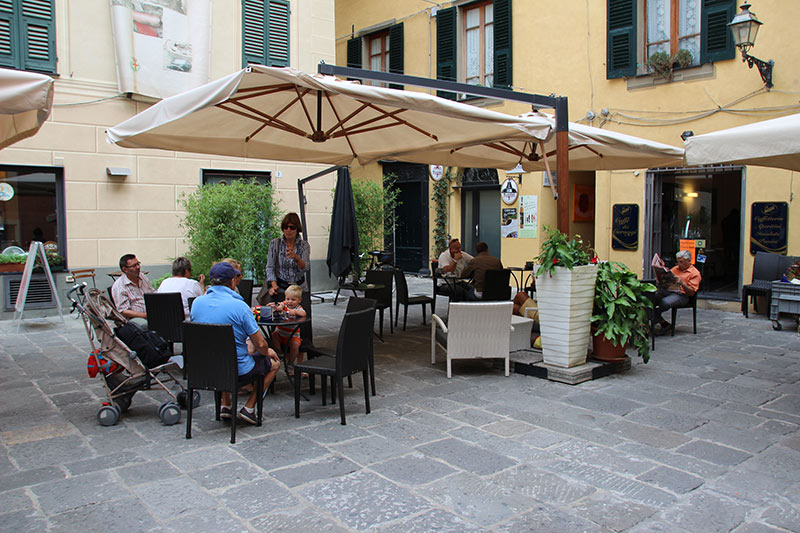 Historisch centrum Albenga, bloemenriviera, Italië