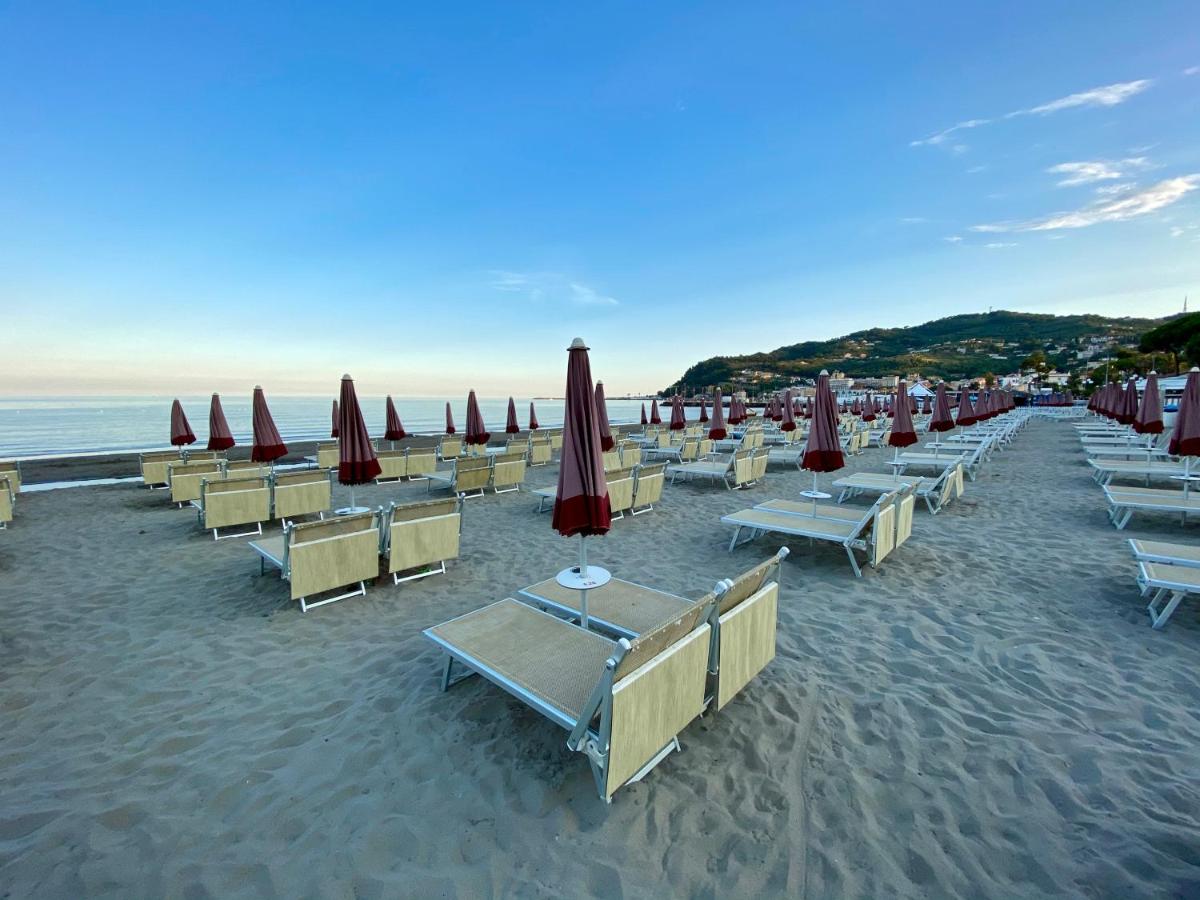 strand Diano Marina, bloemenrivièra, Italië