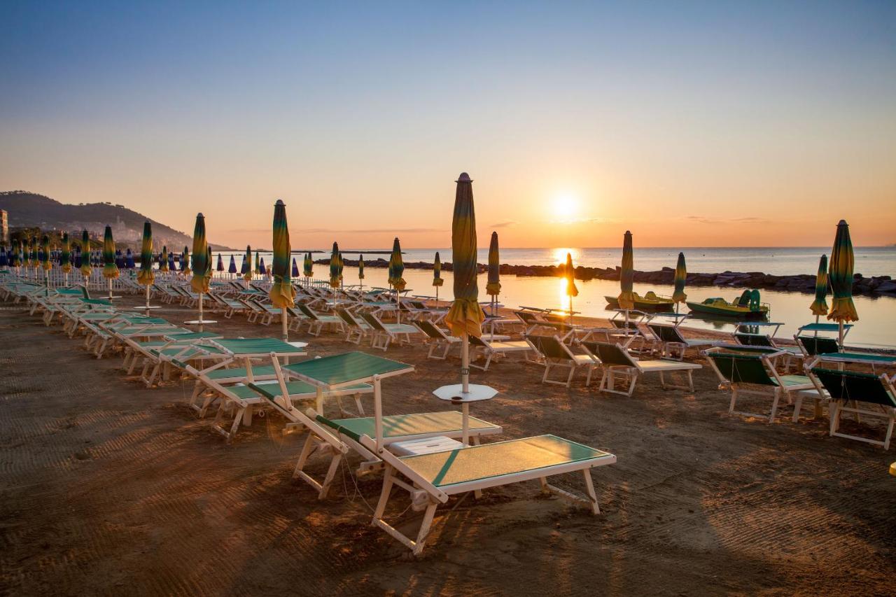 strand Diano Marina, bloemenrivièra, Italië