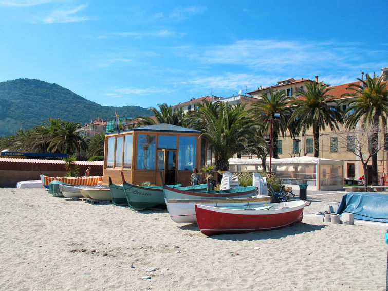 strand Finale Ligure, bloemenrivièra, Italië 