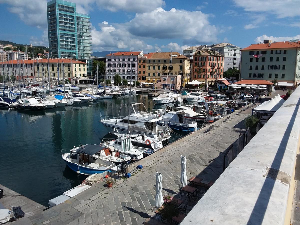 Haven Savona, bloemenriviera, Italië 