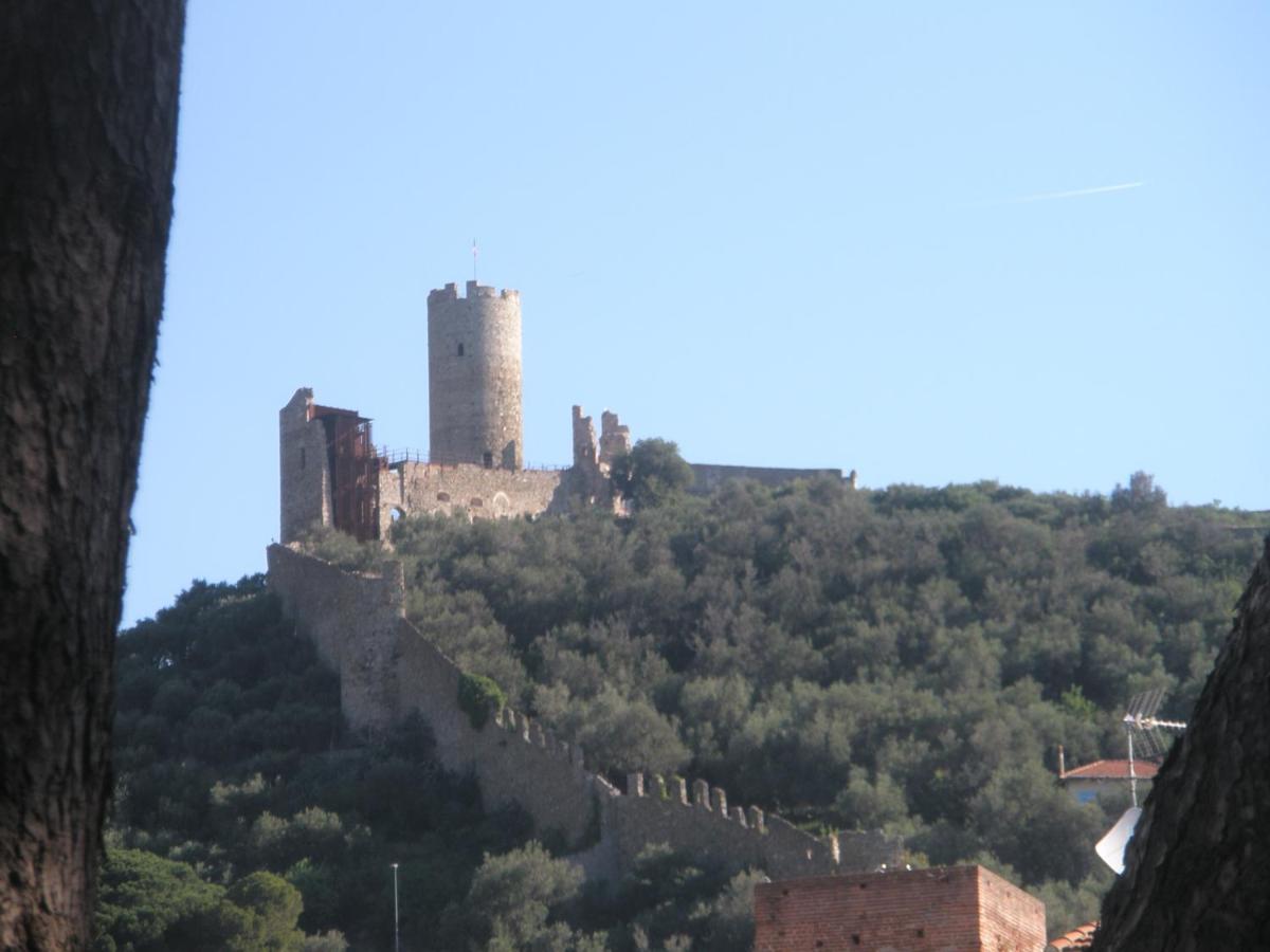 Kasteelruïne op de Monte Versino, Noli, Italië