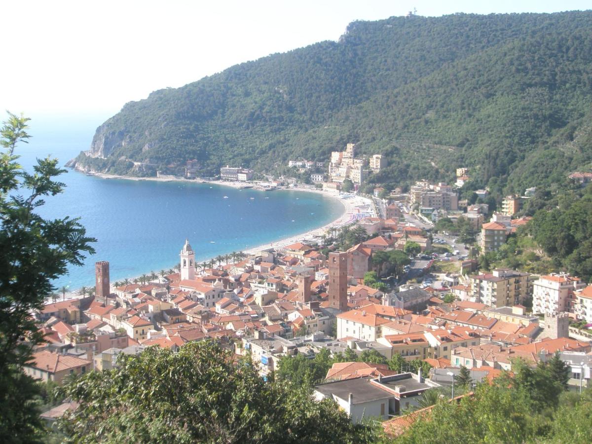 Noli, bloemenrivièra, Italië