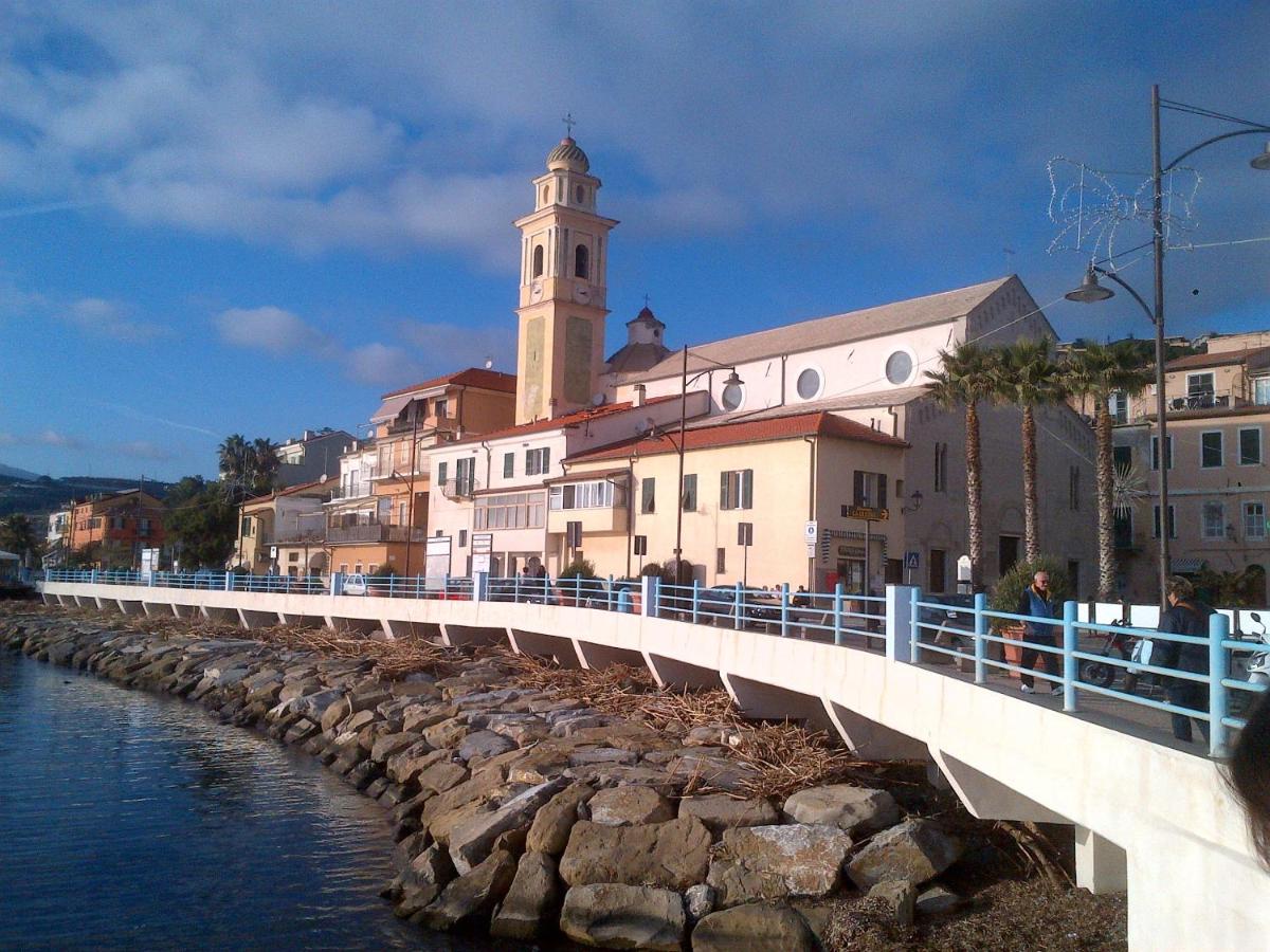 Santo Stefano al Mare, bloemenrivièra, Italië 