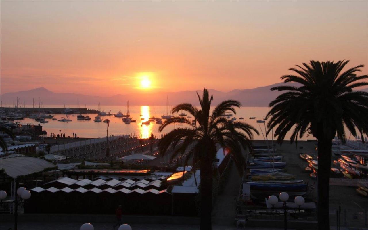 Sestri Levante, bloemenrivièra, Italië 