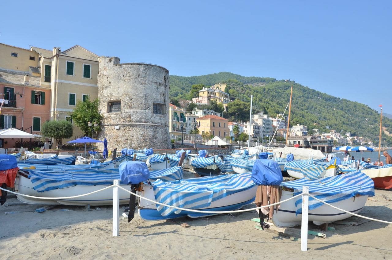 Vissersboten op het strand Laigueglia, bloemenriviera, Italië Vissersboten op het strand Laigueglia, bloemenriviera, Italië