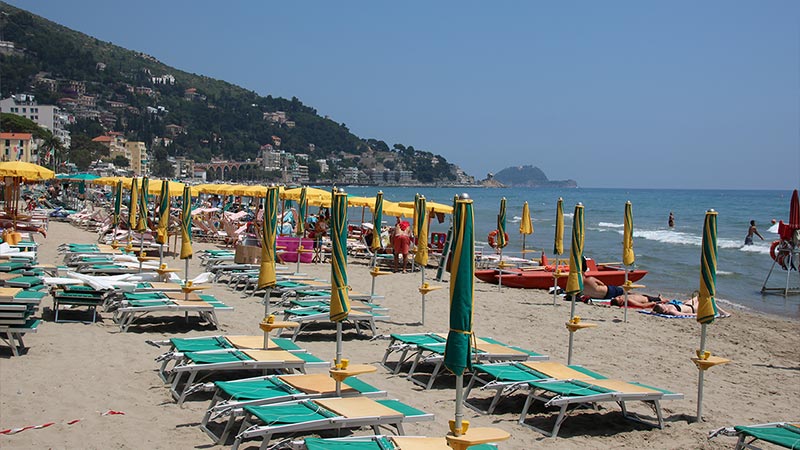 Zandstrand Alassio, bloemenriviera, Italië