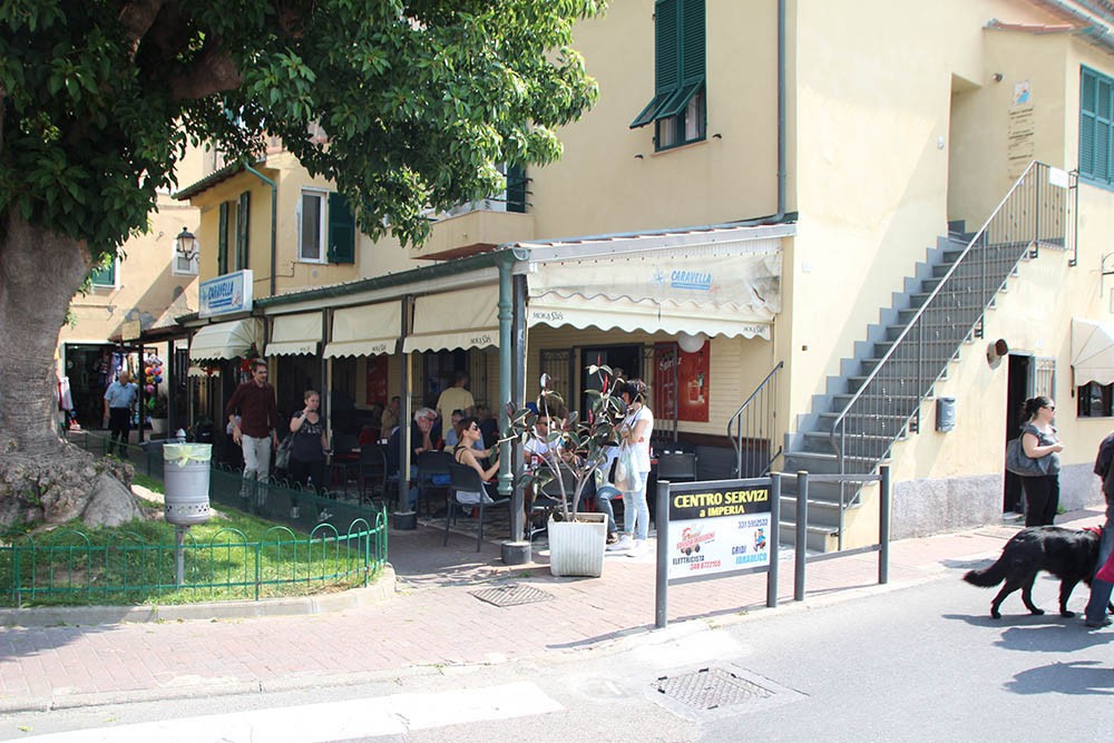 cafe Santo Stefano al Mare, bloemenriviera, Italië cafe Santo Stefano al Mare, bloemenriviera, Italië