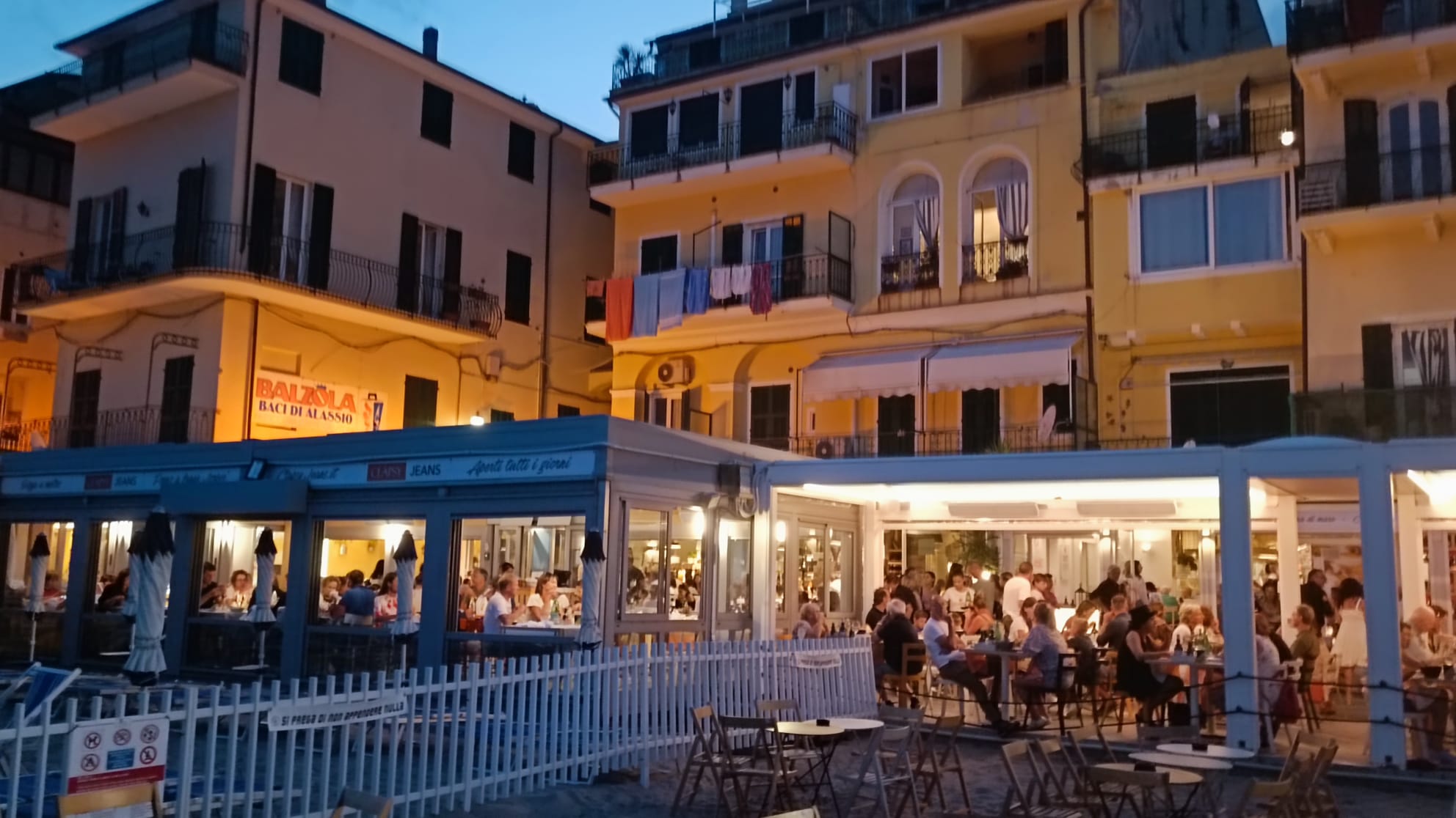 eten op het strand aan de Italiaanse Riviera 