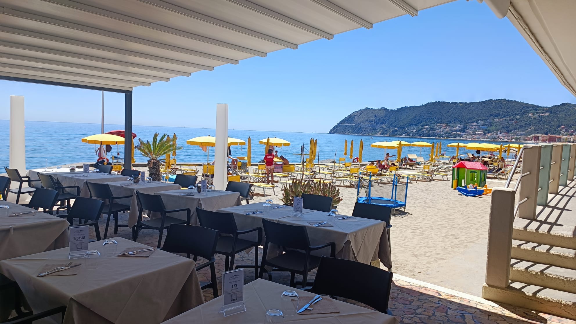 eten op het strand aan de Italiaanse Riviera 
