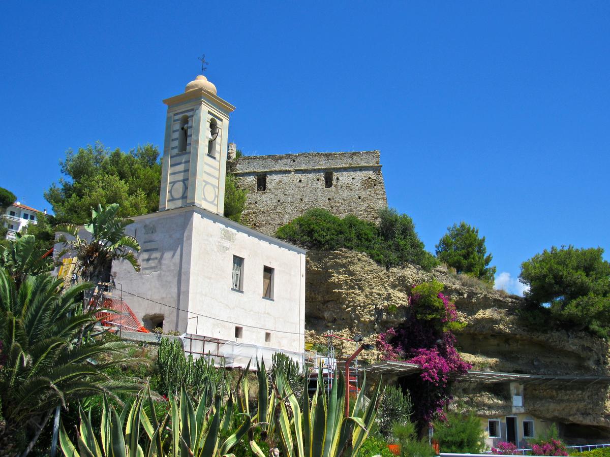 kerk Arma di Taggia, bloemenriviera, Italië kerk Arma di Taggia, bloemenriviera, Italië