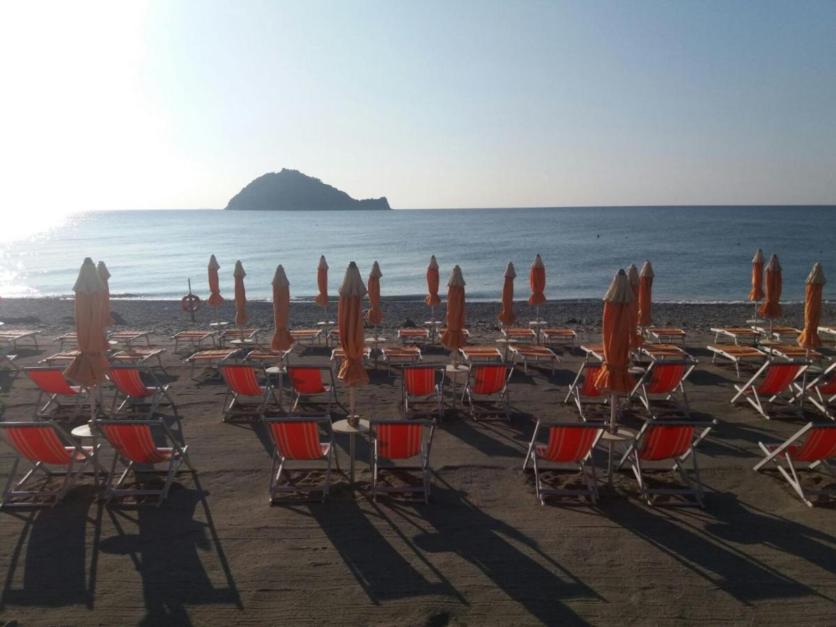 strand Albenga, bloemenriviera, Italië
