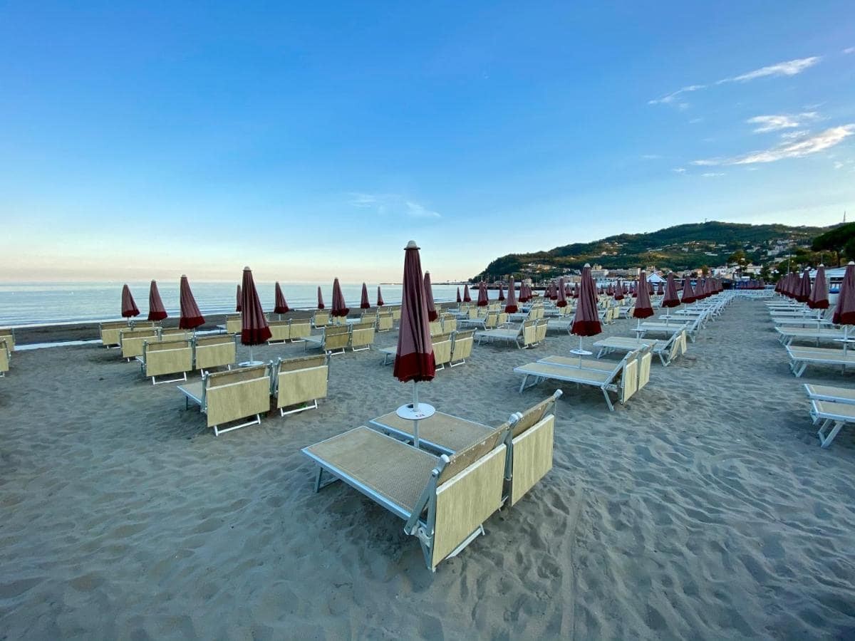 strand Diano Marina, bloemenriviera, Italië