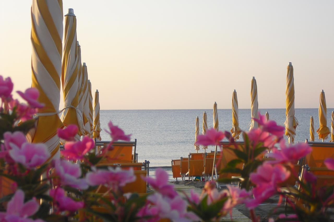strand Marina di Andora, bloemenriviera, Italië