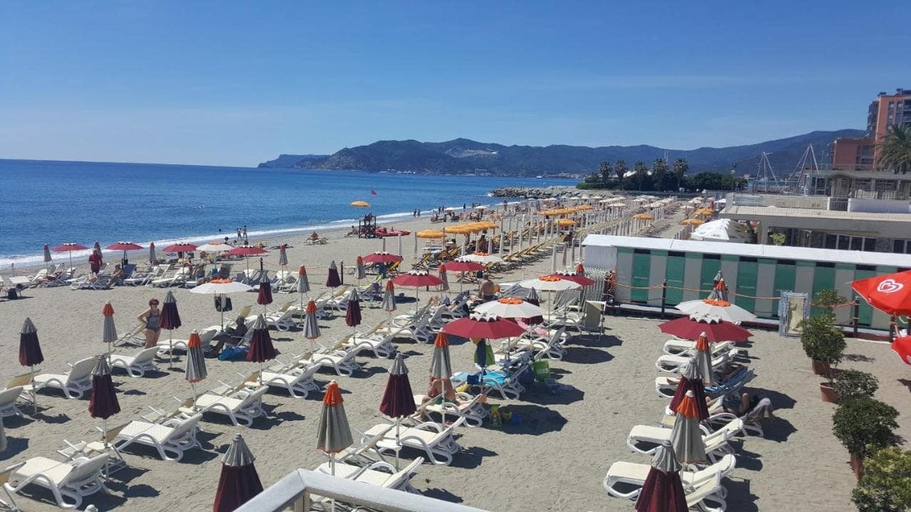 strand Savona, bloemenriviera, Italië